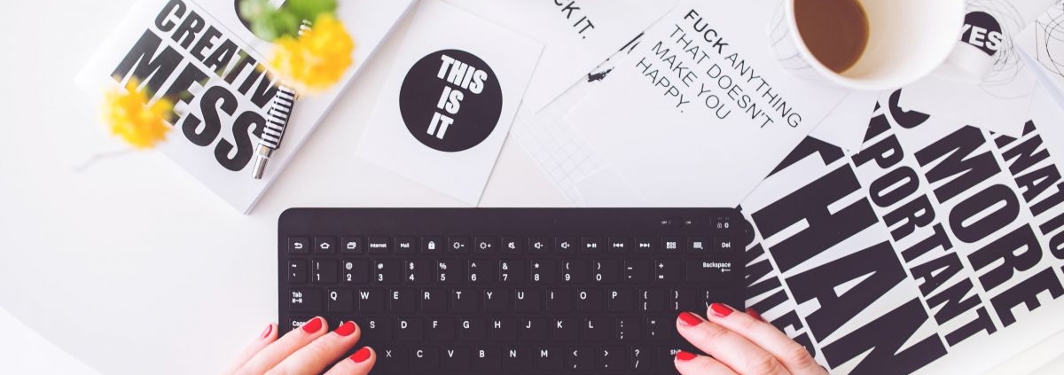 Ограничения WordPress.com 1 red-hands-woman-creative