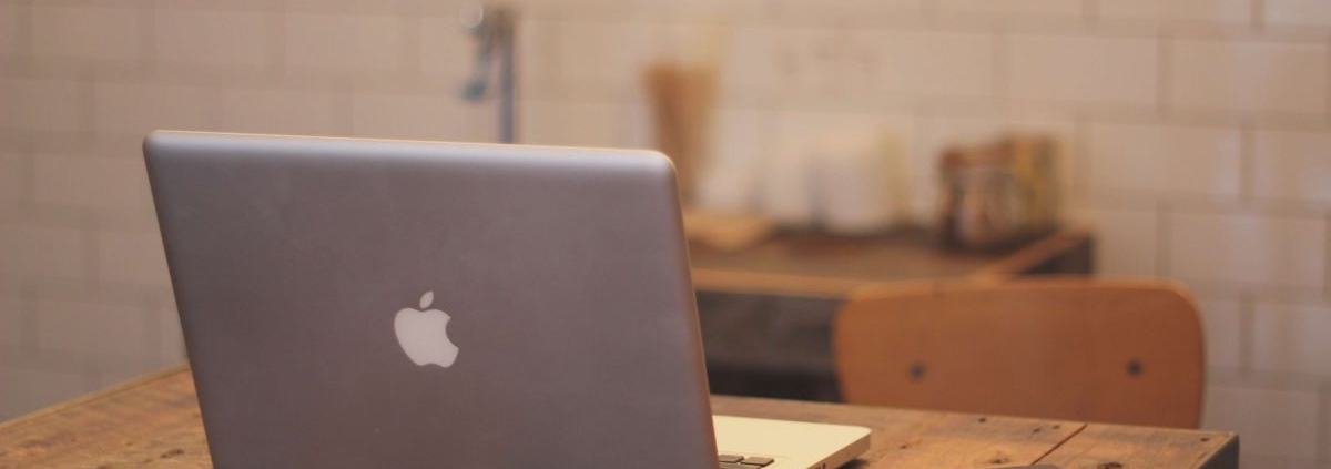 apple-iphone-desk-laptop