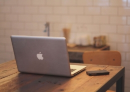 apple-iphone-desk-laptop