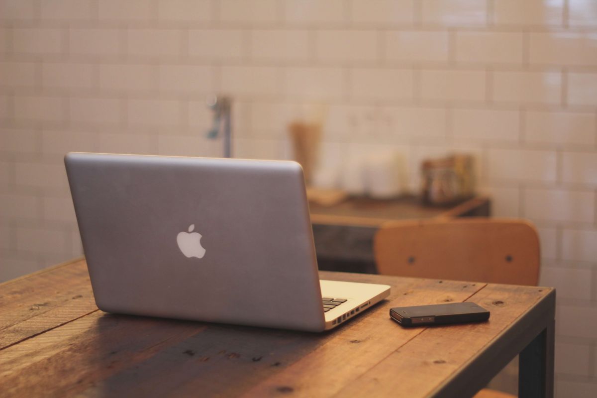 apple-iphone-desk-laptop