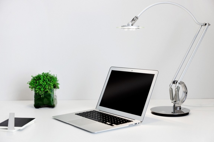 anglepoise_typec-desk_lamp_lifestyle